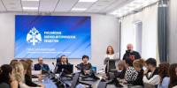 На фото — пресс‑конференция Краснодарского регионального отделения Российского военно‑исторического общества: в конференц‑зале за длинным столом сидят участники с микрофонами и ноутбуками, на фоне — баннер с эмблемой РВИО. - Министерство образования и науки