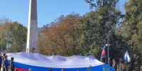 В Туле на Славянском бульваре развернули огромный триколор - Молодой коммунар