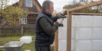 Пластиковые канистры собираю кирпичиками в панели: как сделать бюджетную теплицу без затрат на обшивку - ProGorodNN.Ru