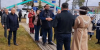 Стивену Сигалу подарили браслет из рыбьих позвонков в Бурятии - ИА Байкал-Daily