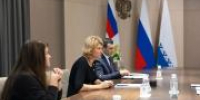 Ирина Гехт поделилась с министром своими планами по развитию главной отрасли региона – оленеводства / фото adm-nao.ru - Няръяна вындер