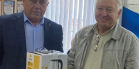 В Обояни единороссы приняли в свои ряды новичков и поздравили ветерана партии - Единая Россия