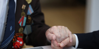 Ветеран Челябинской области держит за руку мужчину, Изображение. - U74.Ru