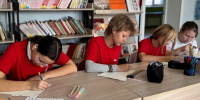 Волонтёры подготовили открытки ко Дню пожилого человека в Комсомольской школе - Сетевое издание Знамя 31