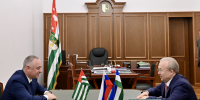 Председатель Государственного Собрания Андрей Назаров встретился с Президентом Республики Абхазия Бадрой Гунба - Государственное собрание - Курултай
