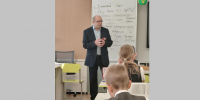 Преподаватель ведет урок в городской гимназии «Эврика» - Министерство труда и соцразвития