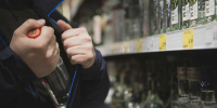 В Ленинском районе Екатеринбурга оперативники раскрыли кражу алкогольной продукции из сетевого магазина - ГУ МВД Свердловской области