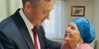 В День пожилых людей Ленар Нургаянов навестил 97-летнюю труженицу тыла в Агрызе - Агрызские вести