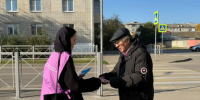 «С любовью бабушкам и дедушкам». На улицах Шадринска дарили открытки пожилым горожанам. - Администрация г. Шадринска