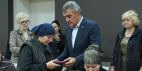 Сергей Меняйло передал государственные награды семьям погибших военнослужащих - Администрация РСО-А