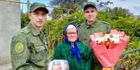 Офицеры СК России поздравили ветерана труда с Днём пожилого человека - Следственный комитет