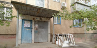 Вонь и трещина с палец: волжане из панельной пятиэтажки боятся заходить в свой подъезд - Волжская правда