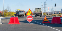 Текущим содержанием улично-дорожной сети, ремонтом проезжей части и тротуаров занимаются городские службы Магадана - Мэрия города Магадана