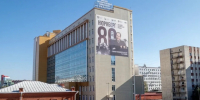 Главный корпус ОмГУ баннер с Романом Руденко - РИА Омск-информ