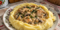 Заливаем курицу с грибами сливками и посыпаем сыром: блюдо выходит нежным и сочным - Кубанские Новости