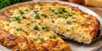 Тру 1 картошку и заливаю яйцом — никакого теста и дрожжей: делаю вкусный завтрак за 15 минут — лучше драников и омлета - PRO Город Владимир