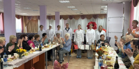Тепло золотых сердец: студенты-педиатры поздравили старшее поколение врачей - Амурская ГМА