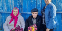 Сохраняя связь поколений: волонтеры поздравили старейшего жителя Песчанки - Комсомольская правда