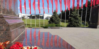 Группу подростков задержали за катание на самокатах возле стелы воинской славы в Ростове - Панорама