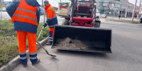 Дорожные рабочие убирают листву и мусор в рамках месячника санитарной очистки - Администрация г. Барнаул