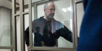 Виталия Кушнарева посадили на 13 лет за коррупцию и хранение оружия. На фото в отражении — его жена | Источник: Евгений Вдовин / 161.RU - 161.Ru