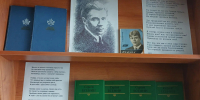 В преддверии дня рождения Сергея Есенина (3 октября) библиотекой института подготовлены виртуальная выставка и книжная полка, посвященные жизни и творчеству поэта. - Кировский ИПКР ФСИН России
