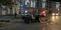 Lada врезалась в рекламный щит и опору ЛЭП в Кургане: пассажир в больнице, а водитель сбежал - Область 45