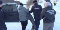 Один из обвиняемых показал, как доставал парня из багажника | Источник: Следком по Архангельской области и НАО - 29.Ru