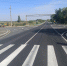 На фото перекрёсток (по одной полосе в каждом направлении), на переднем плане пешеходный переход, на перекрёстке нанесена дорожная разметка, слева на фото дорожная техника - Министерство транспорта