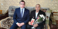 Низкий поклон поколению победителей: в Чистополе поздравили ветерана Великой Отечественной войны Евгения Черножукова. - Чистопольский район