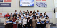 На фото — группа педагогов, получивших награды как победители регионального этапа XIV Всероссийского конкурса «Воспитатели России»: женщины в деловой одежде стоят с дипломами на фоне экрана с анонсом мероприятия и тематических плакатов. - Министерство образования и науки