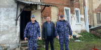 Росгвардейцы эвакуировали трех человек из горящего дома в Липецкой области - Росгвардия