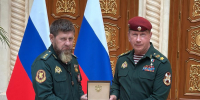 Рамзану Кадырову вручили краповый берет - ИА Грозный-информ
