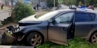 Пьяный водитель в Кирово-Чепецке протаранил ограждение на перекрестке и попал на видео - Город Киров