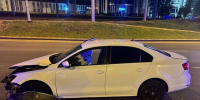 Пара на Volkswagen врезалась в ограждение в Самаре, пострадала 18-летняя девушка - Комсомольская Правда Самара