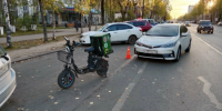 Сыктывкарка на электроскутере пострадала при наезде автомобиля возле поликлиники №3 - Pg11.Ru