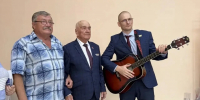 Депутат Владимир Баянов порадовал мудрое поколение живой музыкой - ЛДПР