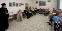 Благочинный Алданского округа поздравил насельников дома-интерната с Днем пожилого человека - Якутская и Ленская епархия
