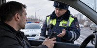 Инспектор ДПС требует телефон: отдавать или нет – водителям стоит запомнить ответ - Prochepetsk.ru