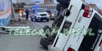 Авто загадочно размоталось на дороге Владивостока: снесло столб и перевернулось - ГТРК Владивосток