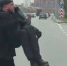 Водитель вышел из машины и перенес на руках мужчину с тростью через дорогу в Екатеринбурге - KU66.Ru