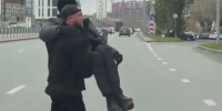 Водитель вышел из машины и перенес на руках мужчину с тростью через дорогу в Екатеринбурге - KU66.Ru