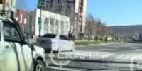 В Тынде машина на скорости проскочила на красный и сбила человека видео - Amur.Life