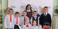 УЧИТЕЛЬ НАЧАЛЬНЫХ КЛАССОВ ИСЕНБАЕВСКОЙ ШКОЛЫ АЛСУ ЛАТЫПОВА С УЧЕНИКАМИ./ФОТО ПРЕДОСТАВЛЕНО ИСЕНБАЕВСКОЙ ШКОЛОЙ - Агрызские вести