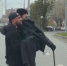 В Екатеринбурге автомобилист на руках перенес пешехода с тростью через дорогу - КП Екатеринбург