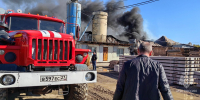 Подразделения пожарной охраны ликвидируют возгорание в ангаре в селе Тополево у краевого центра - МЧС по Хабаровскому краю