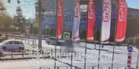 В Иркутске Тойота Королла сбила двух детей на самокатах - Baikal24.Ru