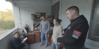 При поддержке журналиста "Комиинформа" херсонские юнармейцы раздали пауэрбанки пенсионерам - ИА Комиинформ