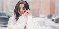portrait-teenage-girl-outdoors-with-smartphone-snowy-winter-weather.jpg - Gorod3466.Ru
