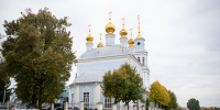 В день Отдания праздника Воздвижения Животворящего Креста Господня, день памяти апостола от 70-ти Кодрата и обретения мощей святителя Димитрия, митрополита Ростовского, митрополит Орловский и Болховский Тихон возглавил Божественную литургию и иерейскую хиротонию в Ахтырском кафедральном соборе города Орла. 4 октября 2026 года. - Орловская и Ливенская епархия